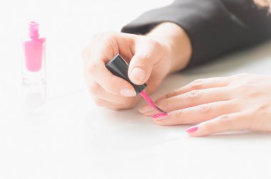 Kadın pembe oje yandan uygulama