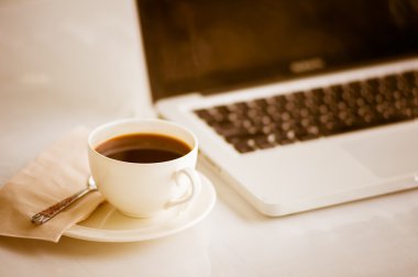 İş için kahve fincanı ve laptop. 