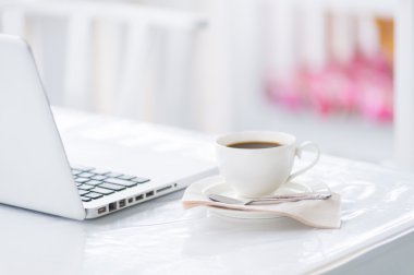 İş için kahve fincanı ve laptop. 