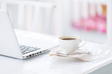 İş için kahve fincanı ve laptop. 