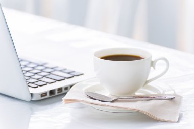 İş için kahve fincanı ve laptop. 