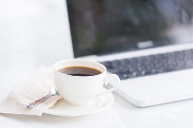 İş için kahve fincanı ve laptop. 