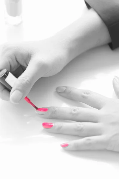 Woman applying pink nail polish, paint nail concept — Stock Photo, Image
