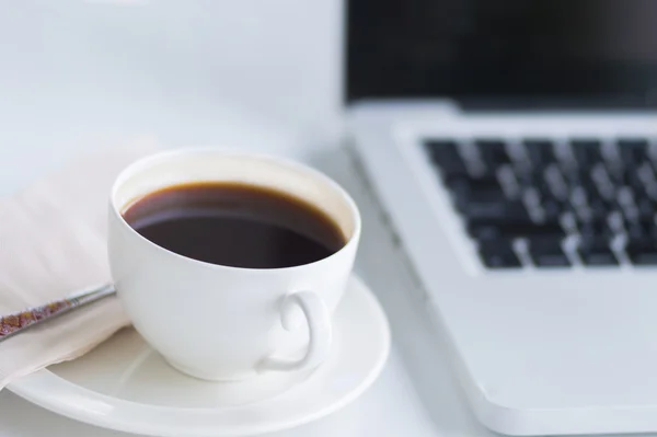 Koffiecup en laptop voor het bedrijfsleven — Stockfoto