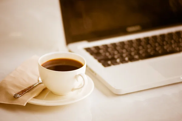 Taza de café y portátil para negocios — Foto de Stock