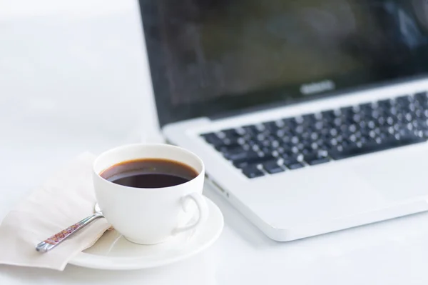 Koffiecup en laptop voor het bedrijfsleven — Stockfoto