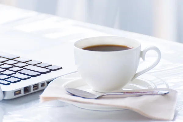 İş için kahve fincanı ve laptop. — Stok fotoğraf