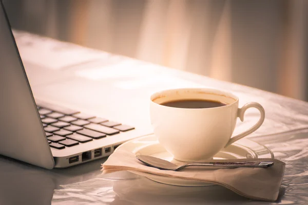 Taza de café y portátil para negocios — Foto de Stock