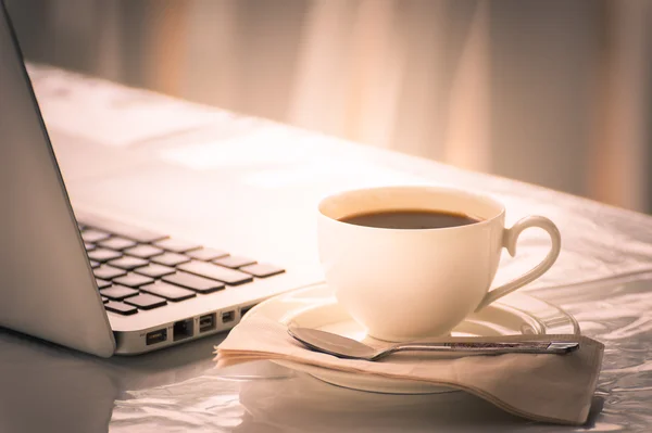 Taza de café y portátil para negocios — Foto de Stock