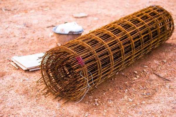 Rostig fäktning material om på golvet — Stockfoto