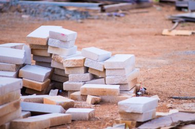 Dispo için bekleyen inşaat bina çimento hurda tuğla