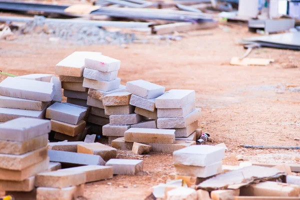 Dispo için bekleyen inşaat bina çimento hurda tuğla