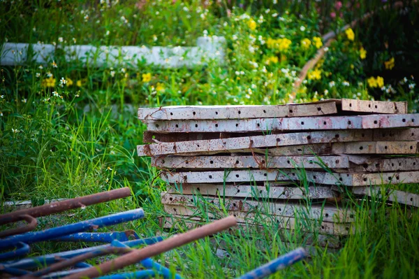 Skrot kvar från husbyggande väntar dispo — Stockfoto