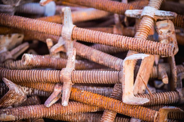 Viejo metal grueso oxidado o barras en la estructura de la construcción —  Fotos de Stock