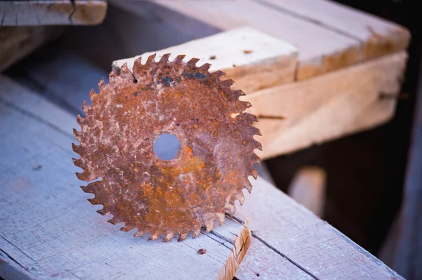 Vecchia lama circolare per la lavorazione del legno — Foto Stock