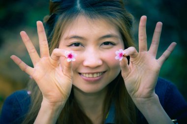 Asyalı kadın ile Himalaya vişne ya da kiraz çiçeği 