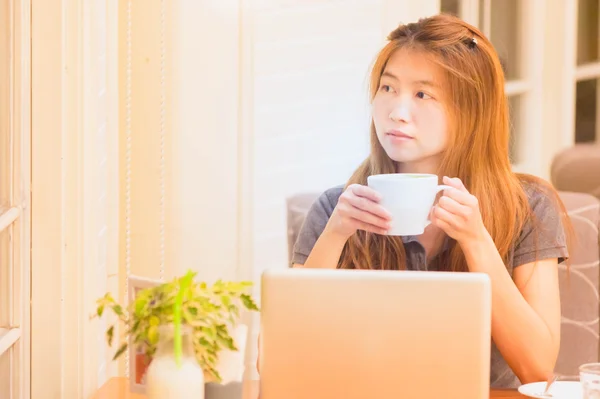 Asia hermosa mujer bebiendo café en la cafetería — Foto de Stock