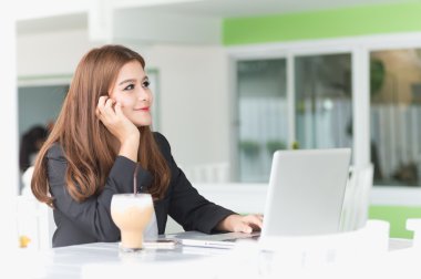 Asya genç iş kadını ile bir kafede oturmuş buzlu kahve ve