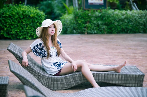 Bellissimo relex sul lettino vicino alla piscina in hotel, krabi, T — Foto Stock