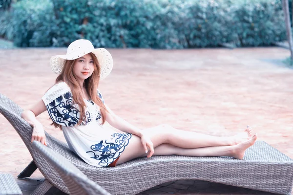 Hermosa relex en la tumbona cerca de la piscina en el hotel, krabi, T —  Fotos de Stock