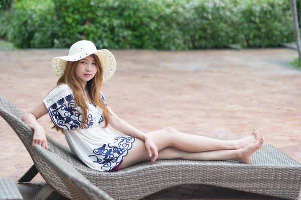 Όμορφη relex σε ξαπλώστρα κοντά πισίνα σε ξενοδοχείο, krabi, T — Φωτογραφία Αρχείου