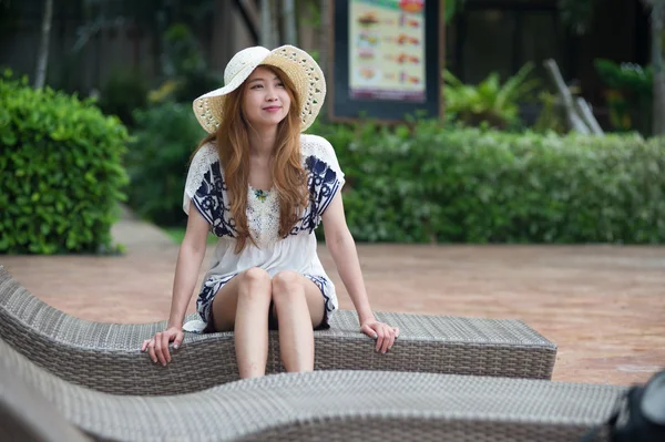 Hermosa relex en la tumbona cerca de la piscina en el hotel, krabi, T — Foto de Stock