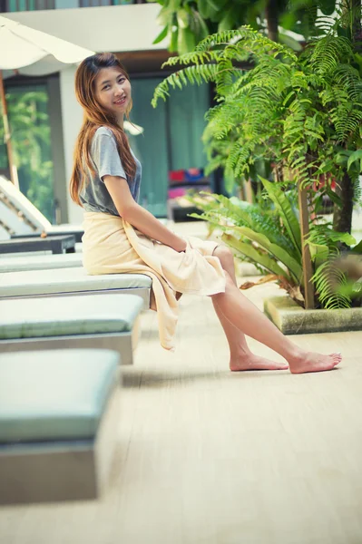 Belo relex na espreguiçadeira perto de piscina no hotel, krabi , — Fotografia de Stock