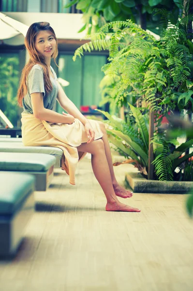 Красива жінка розслабляється на шезлонгу біля басейну в готелі , — стокове фото