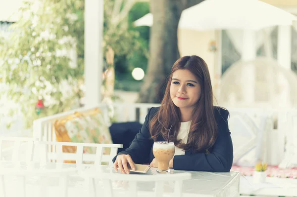 Asia giovane donna d'affari seduta in un caffè con caffè freddo — Foto Stock