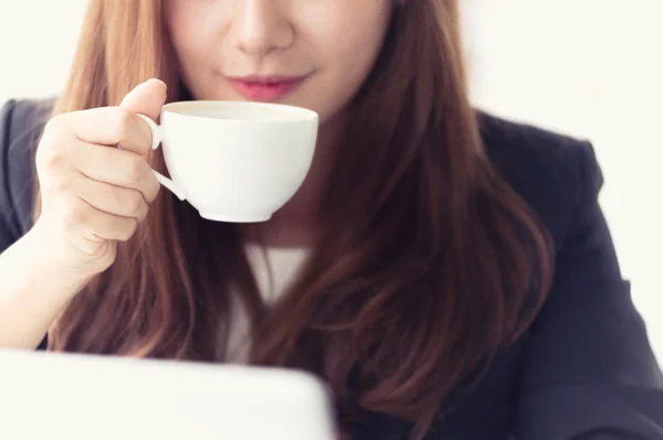 Asia joven mujer de negocios sentado en la cafetería con ordenador portátil y café — Foto de Stock