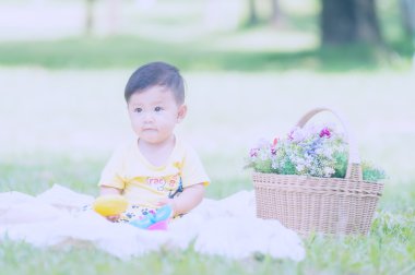 Asya bebek çocuk parkta yeşil çimenlerin üzerinde 