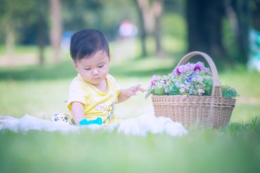 Asya bebek çocuk parkta yeşil çimenlerin üzerinde 