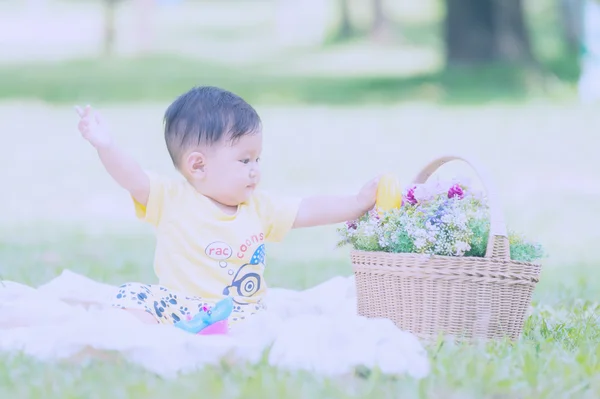 Ásia Menino na grama verde no parque — Fotografia de Stock