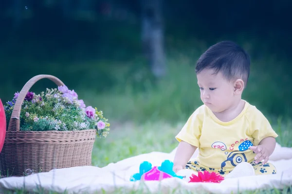 Asya bebek çocuk parkta yeşil çimenlerin üzerinde 