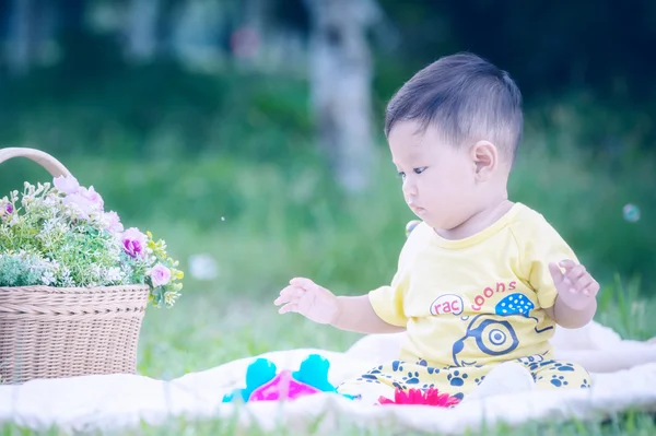 Asia Baby boy on green grass in the park — Stock Photo, Image