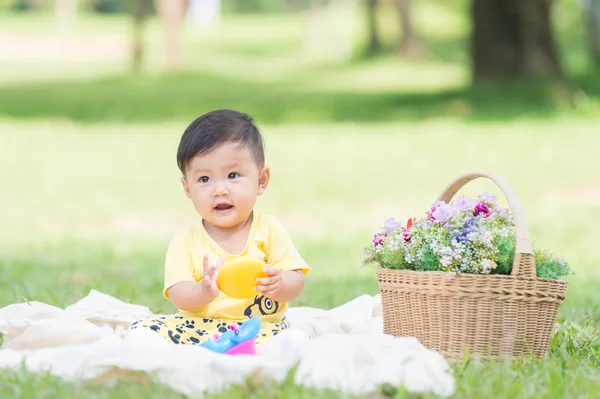 공원에서 푸른 잔디에 아시아 아기 — 스톡 사진