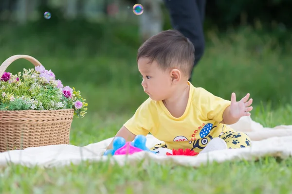 Asya bebek çocuk parkta yeşil çimenlerin üzerinde — Stok fotoğraf
