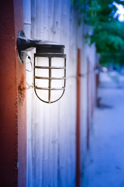 Lámpara de pared al aire libre en valla de bambú —  Fotos de Stock