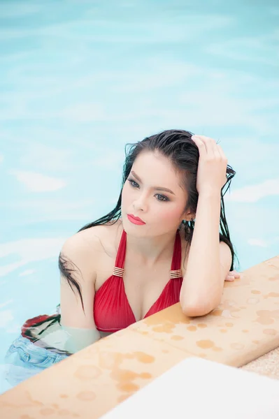 Asiatisch sexy junge frau rest auf rand von schwimmbad — Stockfoto
