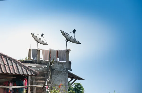 Nagy fekete parabolaantenna a tetőn — Stock Fotó