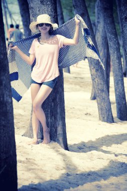 Asya genç kadın pine Beach ile ayakta