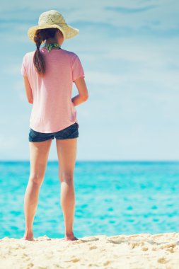  Sahilde duran Asya genç kadın portresi