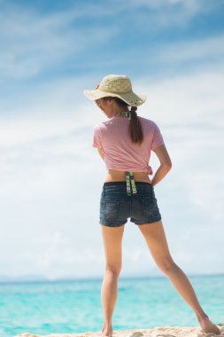  Sahilde duran Asya genç kadın portresi