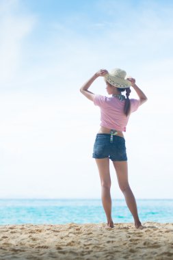  Sahilde duran Asya genç kadın portresi