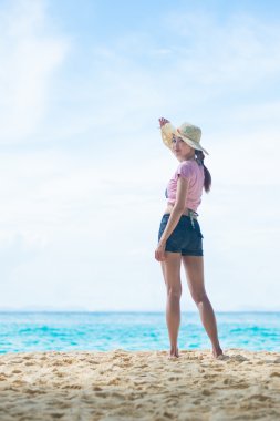  Sahilde duran Asya genç kadın portresi