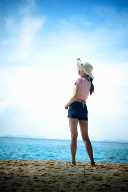  Sahilde duran Asya genç kadın portresi