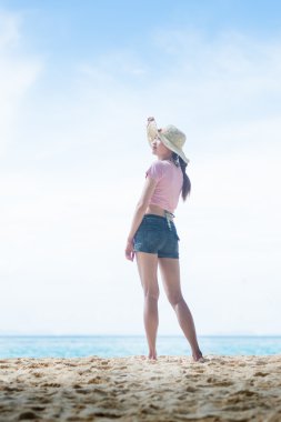  Sahilde duran Asya genç kadın portresi