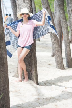 Asya genç kadın pine Beach ile ayakta