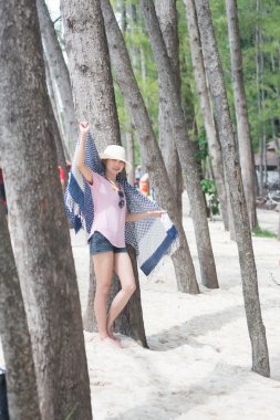 Asya genç kadın pine Beach ile ayakta