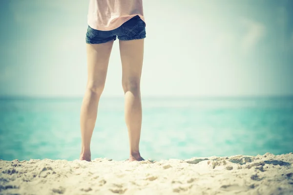 Ноги Азии молодая женщина, стоящая на пляже — стоковое фото